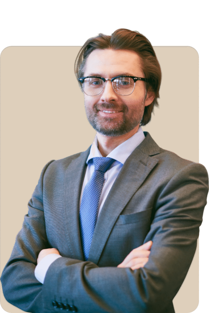 Abogado en derecho constitucional con gafas