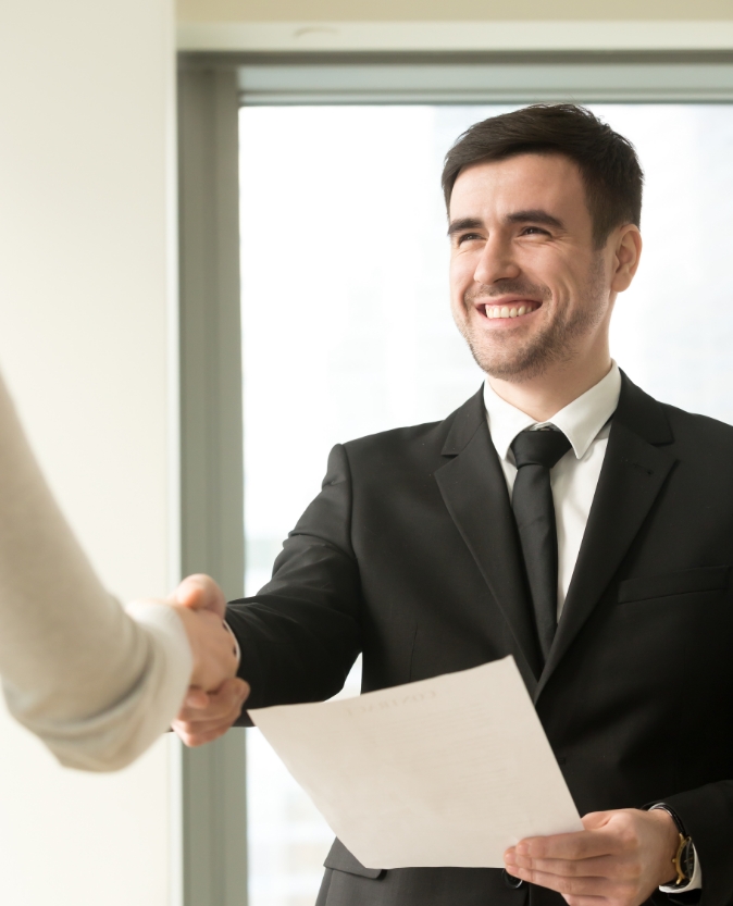 Hombre de firma de abogados en Cali dando la mano