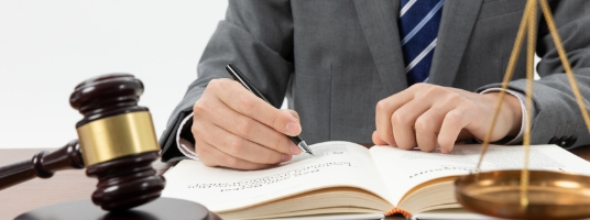 Acercamiento mano de abogado constitucional, firmando documento