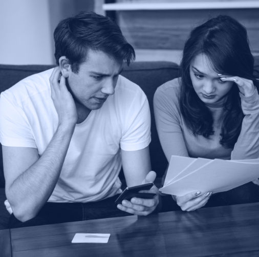 Pareja conversando sobre procesos de divorcios y sucesiones