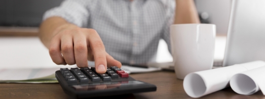 Acercamiento de mano en calculadora de un abogado para insolvencia