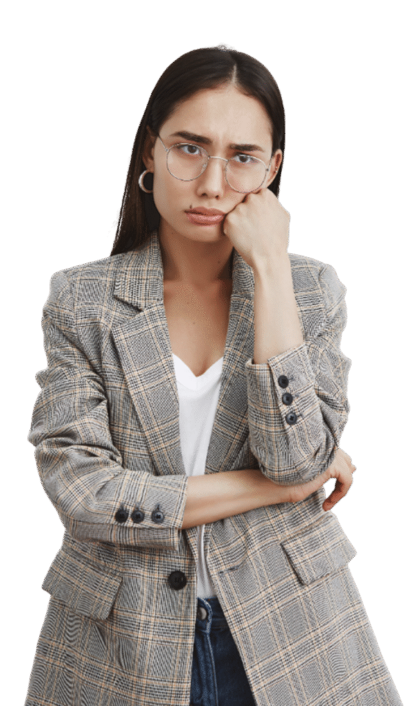 Mujer preocupada por insolvencia persona natural