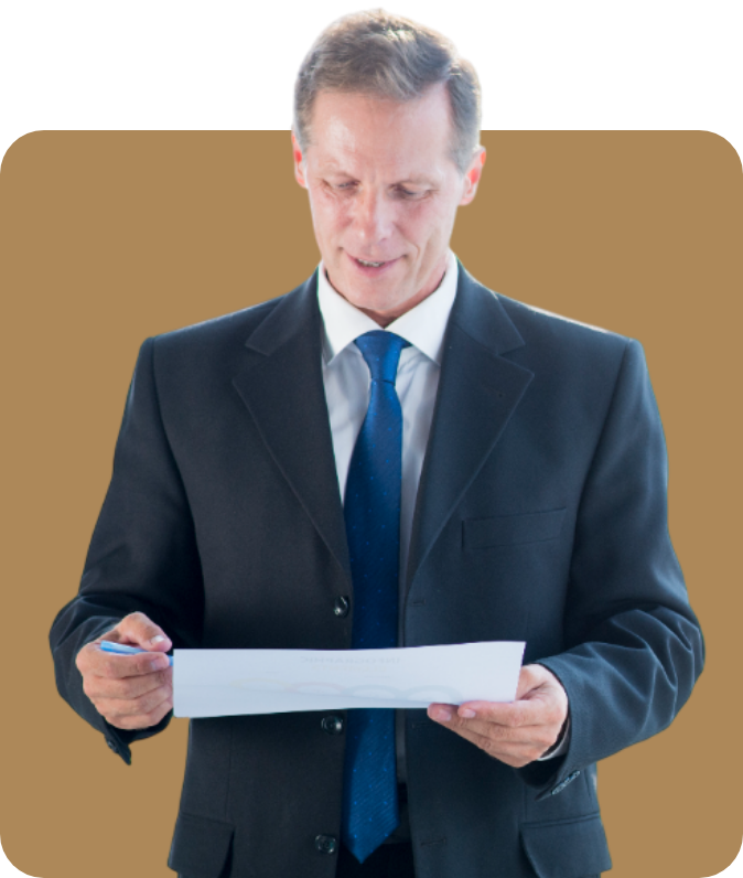 Abogado revisando documento de trámites notariales