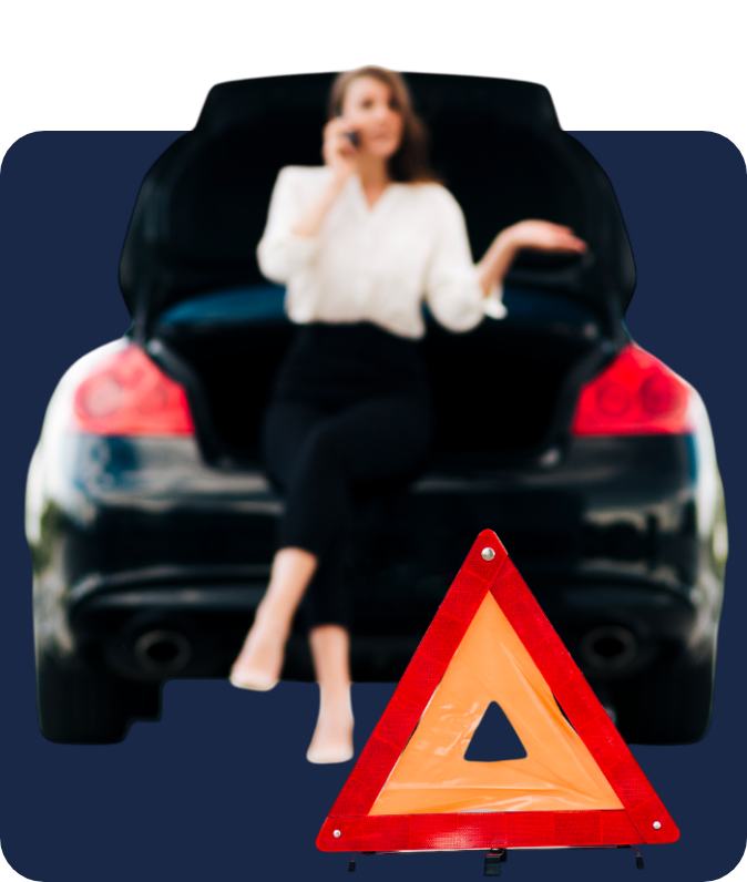 Mujer hablando por celular, apoyada en un carro, haciendo reclamación de seguro por accidente de tránsito