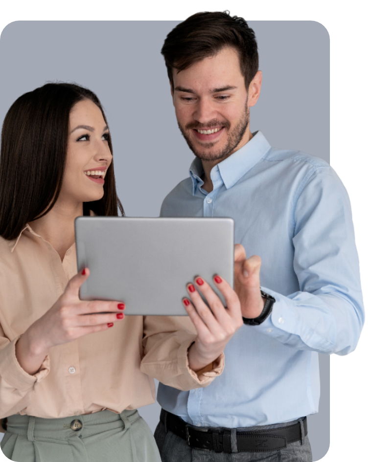 Pareja viendo una tablet