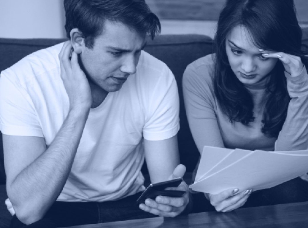Pareja conversando sobre procesos de divorcios y sucesiones